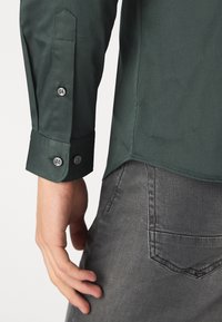 Jack & Jones PREMIUM JJPRPARMA  L/S NOOS - Camisa - darkest spruce