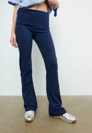 - Spodnie materiałowe