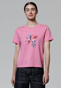 Roze katoenen t-shirt met een bloemdesign in tinten roze en blauw, ronde halslijn en korte mouwen. Soepele textuur, casual pasvorm.