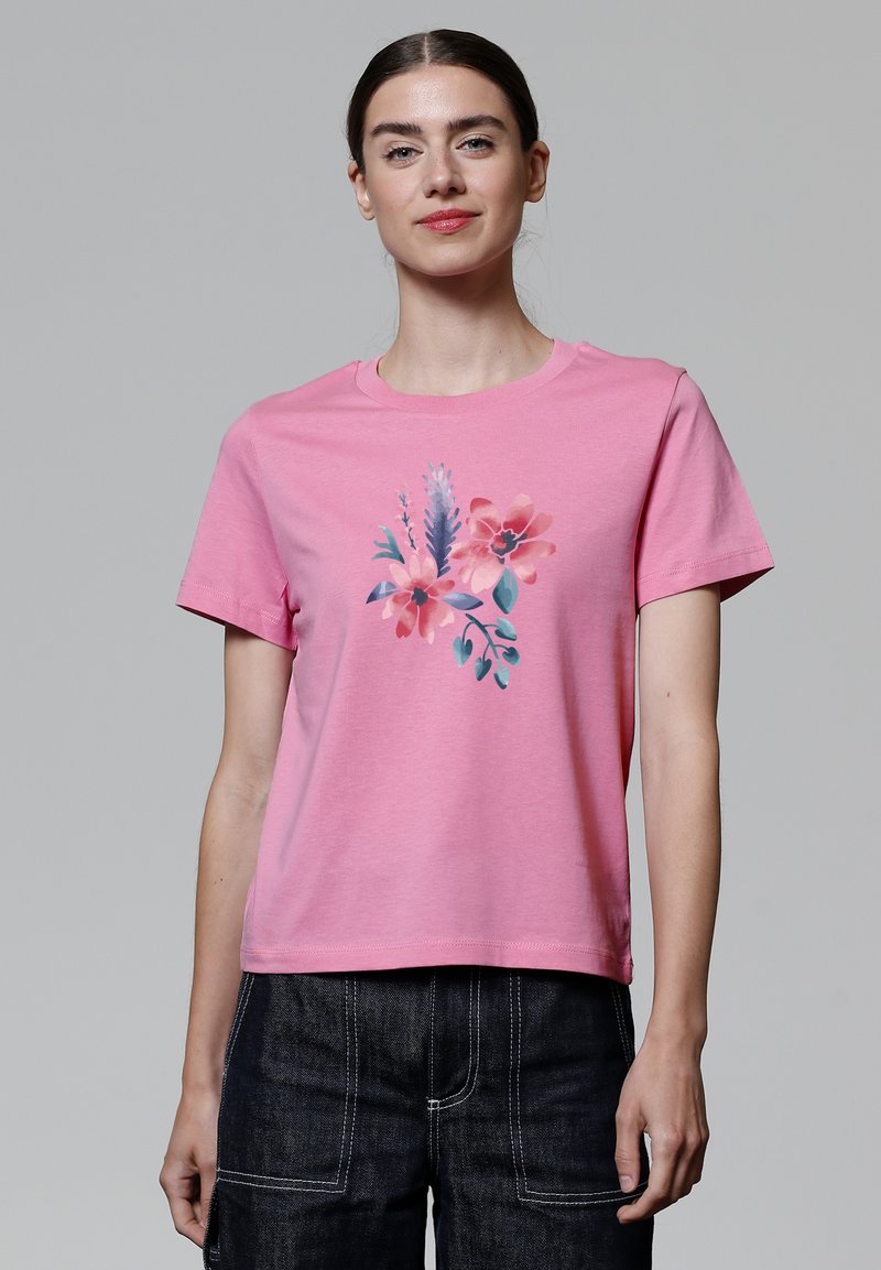 Roze katoenen t-shirt met een bloemdesign in tinten roze en blauw, ronde halslijn en korte mouwen. Soepele textuur, casual pasvorm.