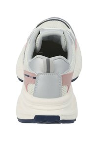 Scarpa sportiva bianca con tomaia in mesh grigia, dettagli rosa e suola in gomma texture. Include un tassello sul tallone e un colletto imbottito per il supporto.