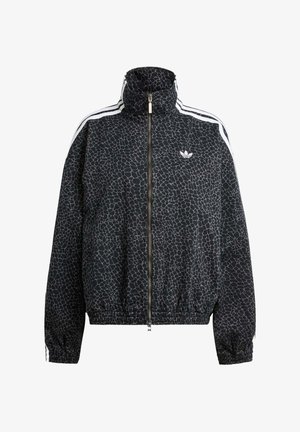 Giacca sportiva nera con cerniera, stampa a giraffa sottile, strisce bianche Adidas sulle maniche, polsini ed orlo elasticizzati, e piccolo logo Adidas bianco sul petto.