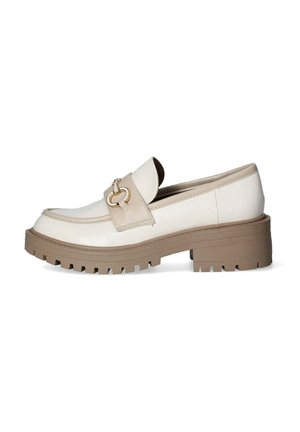 Mocassini bianchi e beige con suola spessa, dotati di un accento circolare dorato sulla fascia, finitura in pelle liscia e battistrada testurizzato.