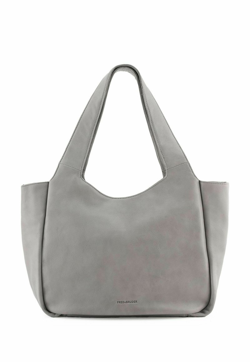 Grijze leren tote bag met een zachte textuur, afgeronde bovenkant, brede opening en lange, platte handvatten. Bevat minimale branding in het onderste gedeelte.