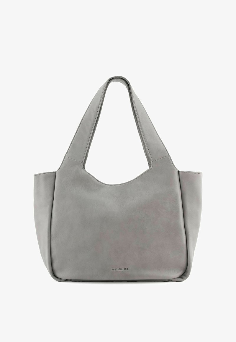 Sac fourre-tout en cuir gris avec une texture douce, un dessus arrondi, une large ouverture et de longues anses plates. Présente un branding minimal dans la section inférieure.
