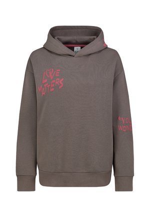 Brauner Kapuzenpullover mit pinkem Text "LOVE MATTERS" auf der Brust und teilweise sichtbarem "YOU WONDER" am Ärmel.