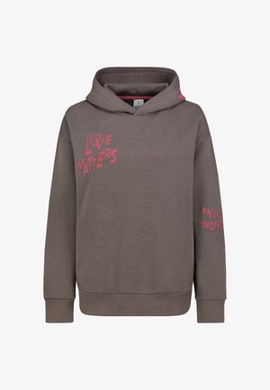 Brauner Kapuzenpullover mit pinkem Text "LOVE MATTERS" auf der Brust und teilweise sichtbarem "YOU WONDER" am Ärmel.