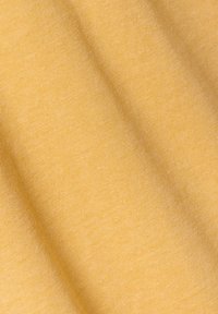 Katoenen stof in een warme gele kleur, met een gladde textuur en subtiele diagonale lijnen en een licht reflecterend oppervlak.