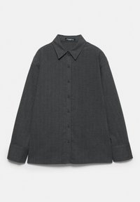 Chemise gris foncé à manches longues boutonnée, avec de fines rayures verticales et de larges poignets, posée à plat sur un fond blanc.