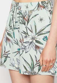 ONLY ONLRILLA LOOSE  - Calções - frosty green glam