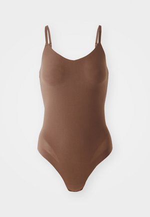 Brūns bodijs ar plānām regulējamām siksnām, V-veida kakla izgriezumu un gludu, elastīgu tekstūru. Iezīmē augstu kāju dizainu un bezšuvju konstrukciju.