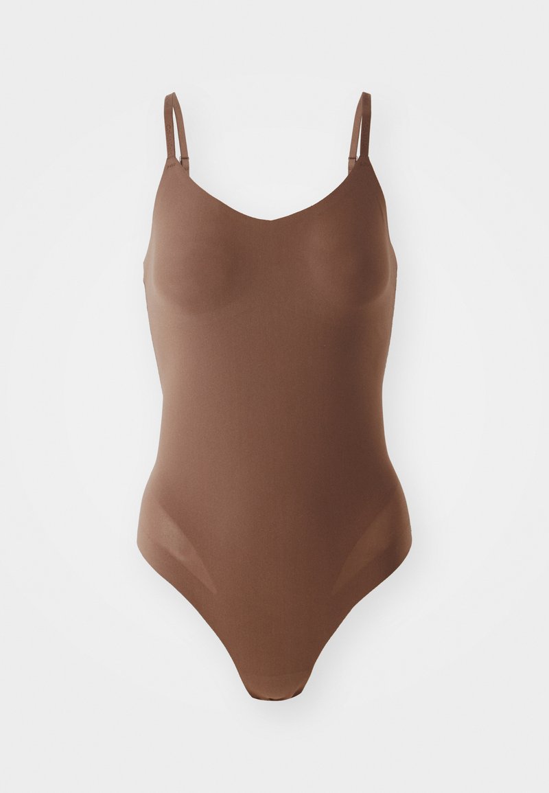 Hnědý body s tenkými nastavitelnými ramínky, v-výstřihem a hladkým, elastickým materiálem. Má vysoký střih nohavic a bezešvou konstrukci.