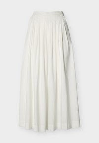 Pikk valge volditud seelik, millel on kitsas vöökoht ja lai ääreosa, esitletud lihtsal taustal.