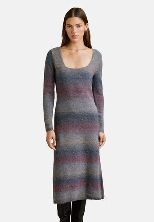Abito in maglia con maniche lunghe, scollatura a barchetta e silhouette aderente. Presenta righe orizzontali in tonalità di grigio, viola e blu.