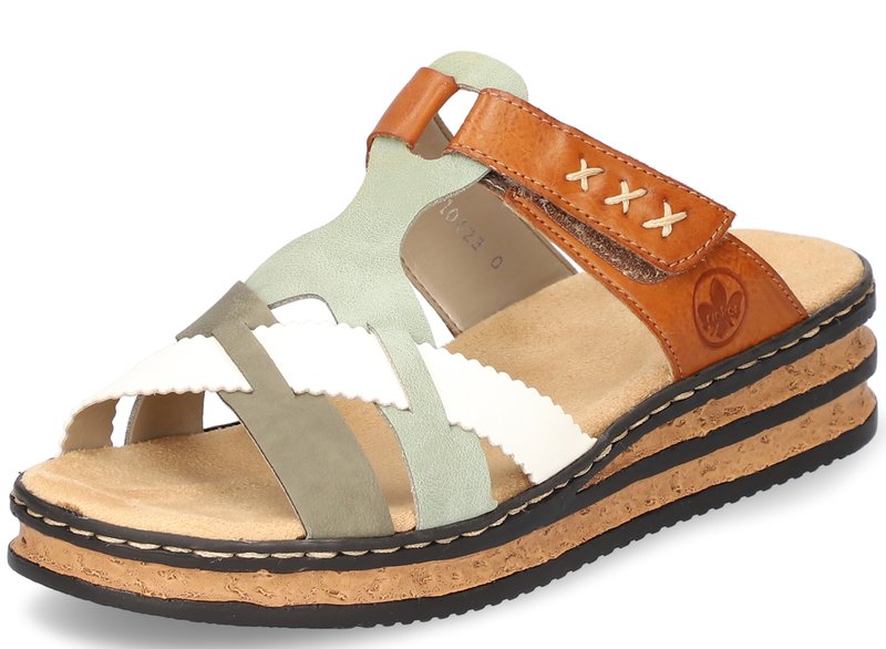 Sandales à semelle en liège avec des sangles en cuir vert, blanc et marron. Caractéristiques d'un design croisé et d'une sangle ajustable avec des détails de couture.