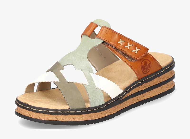 Sandales à semelle en liège avec des sangles en cuir vert, blanc et marron. Caractéristiques d'un design croisé et d'une sangle ajustable avec des détails de couture.