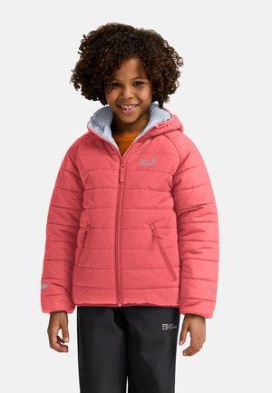 Veste matelassée rose avec capuche, doublure intérieure grise et accents r�éfléchissants. Portée sur une chemise orange.