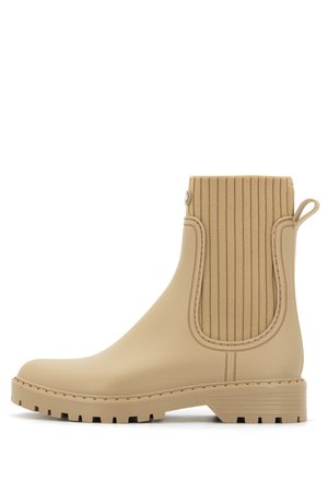 Botte de cheville beige imperméable avec tige en textile striée, semelle en caoutchouc texturée et languette. Design simple avec bout arrondi et détails sur les côtés.
