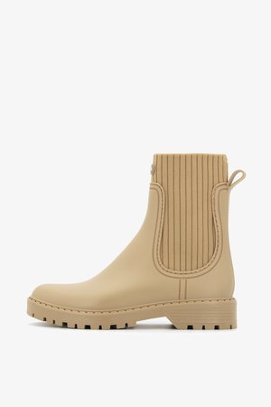 Stivale alla caviglia impermeabile beige con gambo in tessuto rigato, suola in gomma testurizzata e linguetta. Design semplice con punta rotonda e dettagli laterali.