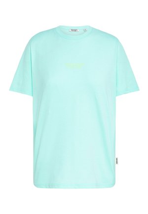 Hellblaues T-Shirt mit kurzen Ärmeln und Rundhalsausschnitt, kleine gelbe "Vivid Passion"-Aufschrift auf der Brust und "Senses"-Etikett an der Seitennaht.