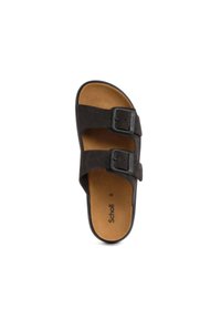 Sandal in suede nero con due cinturini regolabili e fibbie, dotata di una soletta imbottita marrone e un design minimalista.