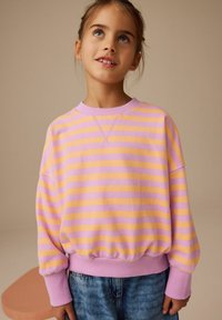 Randig sweatshirt i lavendel och gult, med rund halsringning, långa ärmar och ribbad nederkant. Matchas med jeans i denim.
