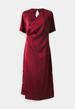 Burgunderfarget satengkjole med korte ermer, drapert front, sidesliss og en åpning bak. Glatt tekstur og elegant silhuett.