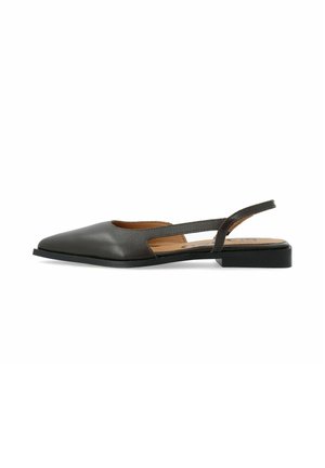 Chaussure slingback plate noire à bout pointu, côté découpé et petit talon, présentée de profil sur fond blanc.