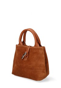Borsa di pelle scamosciata marrone con una forma strutturata, manici in pelle, chiusura a zip e accessori in metallo argentato. Superficie texturizzata e dimensioni compatte.
