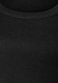 Schwarzer gerippter Stoff mit einem runden Ausschnitt. Die Textur ist weich und dehnbar, geeignet für figurbetonte Kleidungsstücke. Minimale Details.