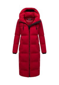Rød puffet jakke med langt design, der har en høj krave, sort lynlås og to frontlommer. Stoffet ser glat og tykt ud.