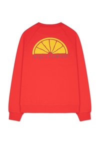 Röd sweatshirt med en grafik av en gul citronklyfta på baksidan, med texten "ACQUA LIMONE" nedanför. Mjuk, texturerad tyg och manschettärmar.