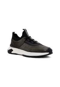 Ciemnoszare sneakersy z cholewką z różnych materiałów, z gładką powierzchnią, czarnymi akcentami, białą podeszwą środkową oraz teksturowaną gumową podeszwą.