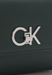 Calvin Klein RELOCK SHOULDER BAG - Rankinė - palm green