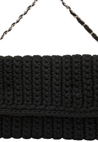 Borsa a mano in tessuto nero intrecciato con superficie testurizzata, caratterizzata da un bordo intrecciato e una tracolla a catena. Forma rettangolare compatta con chiusura a patta.