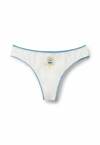 Weißer Baumwollstring mit blauer gewellter Kante und einem bedruckten Bärendesign mit einer blauen Schleife. Das Material ist weich und hat eine glatte Textur.