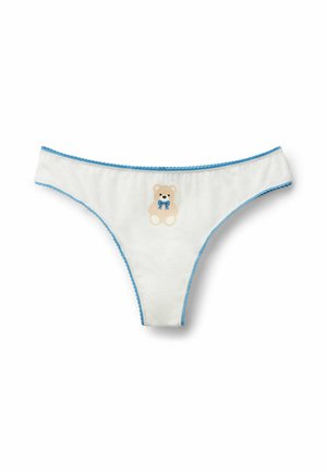 Weißer Baumwollstring mit blauer gewellter Kante und einem bedruckten Bärendesign mit einer blauen Schleife. Das Material ist weich und hat eine glatte Textur.
