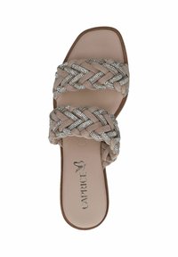 Infradito beige con fasce intrecciate, impreziosite da strass. Suola liscia, punta arrotondata e design piatto. Logo del brand sulla soletta.