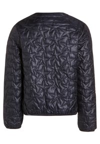 Giacca trapuntata di un blu scuro con un motivo a stelle. Presenta un collo rotondo e maniche lunghe, realizzata in un materiale lucido e liscio.