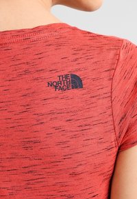 The North Face T-shirt med print - mottled red