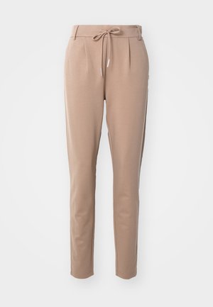 Pantaloni beige a gamba stretta con vita con coulisse e pieghe anteriori, mostrati su uno sfondo bianco uniforme.