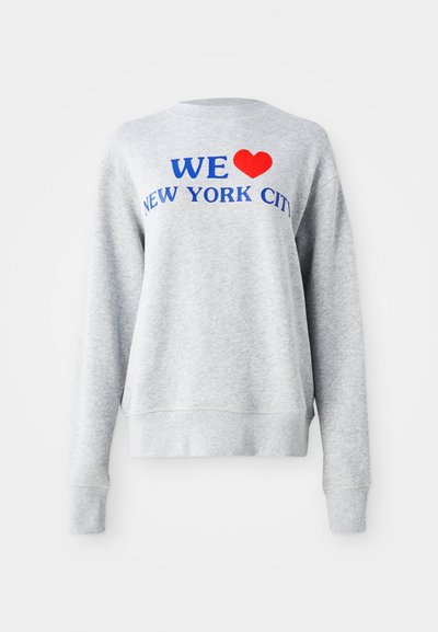 Sivý sveter s okrúhlym výstrihom, dlhými rukávmi a rebrovanými manžetami. Obsahuje červené srdce a modrý text s nápisom "MILUJEME NEW YORK CITY."