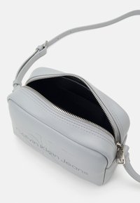Calvin Klein Jeans SCULPTED CAMERA BAG MONO - Borsa a tracolla - quarry