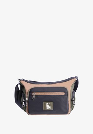 Bolso bandolera en nylon negro, marrón y verde. Cuenta con múltiples bolsillos con cremallera, correa ajustable y un parche con el logo en la parte frontal.