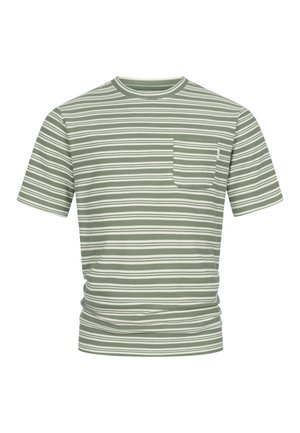 Camiseta de manga corta con cuello redondo y rayas horizontales verdes y blancas, con un pequeño bolsillo en el pecho en el lado izquierdo.