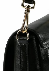 Borsa nera in pelle con finitura liscia, dettagli in metallo color oro e chiusura prominente. Cuciture rinforzate che aggiungono particolari.