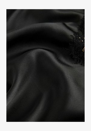 Melnas satīna audums ar vieglu spīdumu, ar plūstošiem izkārtojumiem; satur sarežģītu melnu mežģīņu rotājumu ar pērlīšu akcentiem pa vienu malu.