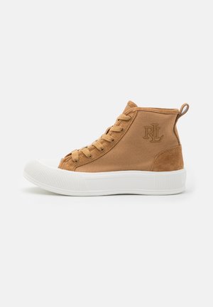 Hoge beige canvas sneaker met witte rubberen zool en neuskap, veters aan de voorkant, treklabel en geperst RLL-logo aan de zijkant.
