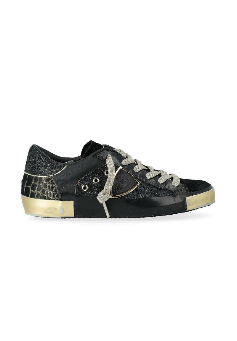 Sneaker nera con texture miste che includono pelle lucida, tessuto glitterato e dettagli in faux alligatore. Presenta lacci grigi e dettagli dorati.