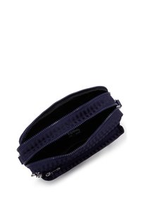 Borsa con zip di colore blu navy, dotata di due scomparti, realizzata in tessuto testurizzato con un sottile motivo lineare. All'interno presenta una fodera nera con il logo.